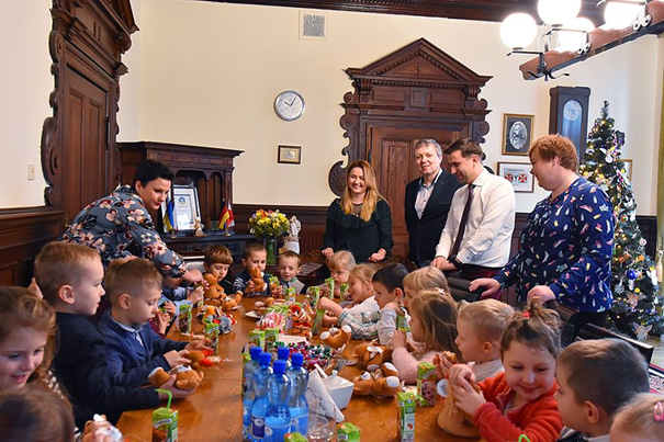 Skrzaty ubierały z burmistrzem choinkę